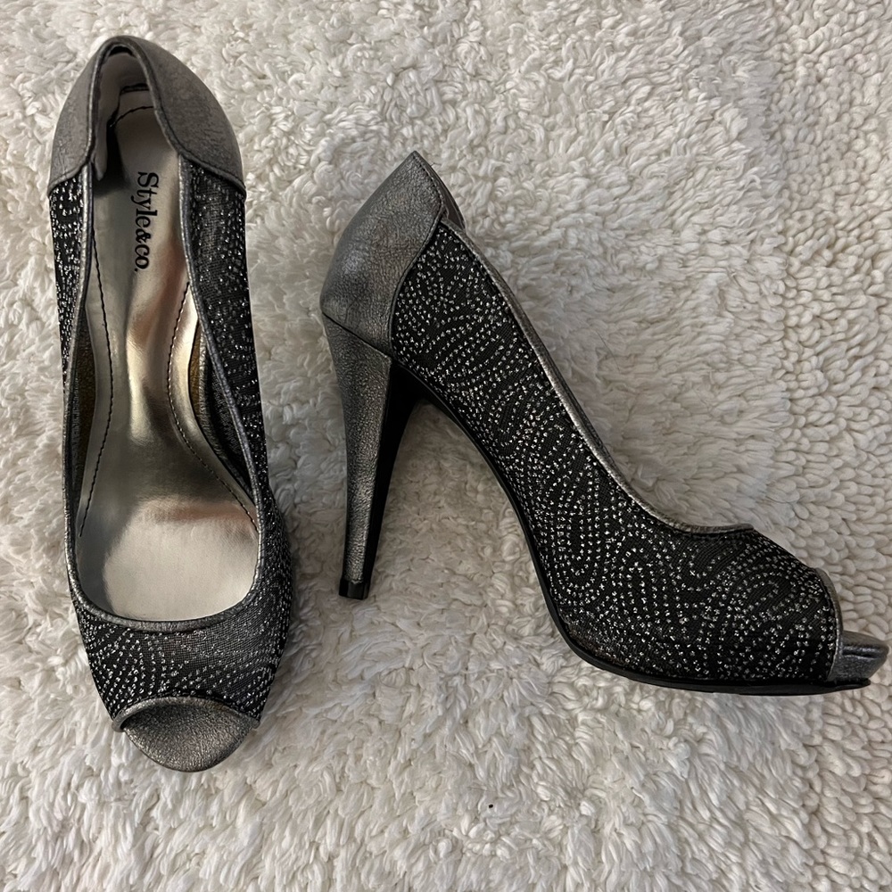 NWT STYLE & CO. Beautiful NAVEA Peep Toe Heels. Size 6  Pewter Gray